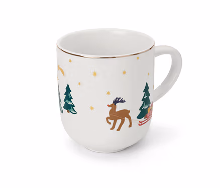 Grand mug blanc à bordure dorée avec un motif de Noël représentant un renne tirant un traîneau entre des arbres.