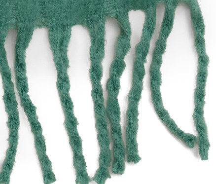 Vue détaillée d'une écharpe tissée verte avec des franges.