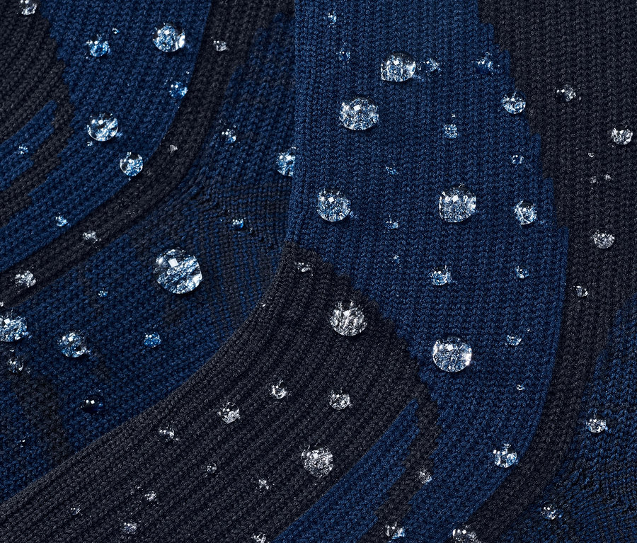 Gros plan d'une paire de chaussettes étanches avec des gouttes d'eau.