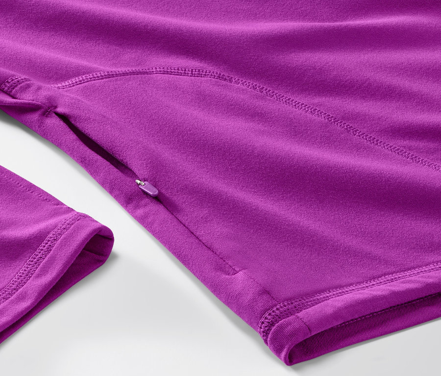 Gros plan sur un t-shirt technique thermique rose baie fluo.
