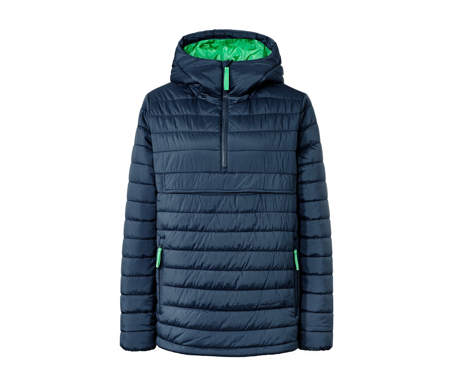 Une veste matelassée à capuche marine.