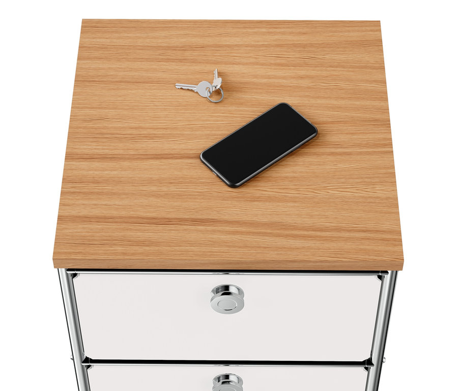 Des clés et un téléphone portable sont posés sur une commode étroite en métal « CN3 » blanche avec un plateau en bois et 2 tiroirs.