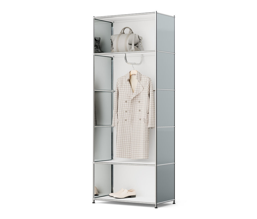 Garde-robe en métal « CN3 » avec tringle à vêtements avec un sac à main sur le dessus, un manteau au milieu et des chaussures en bas.