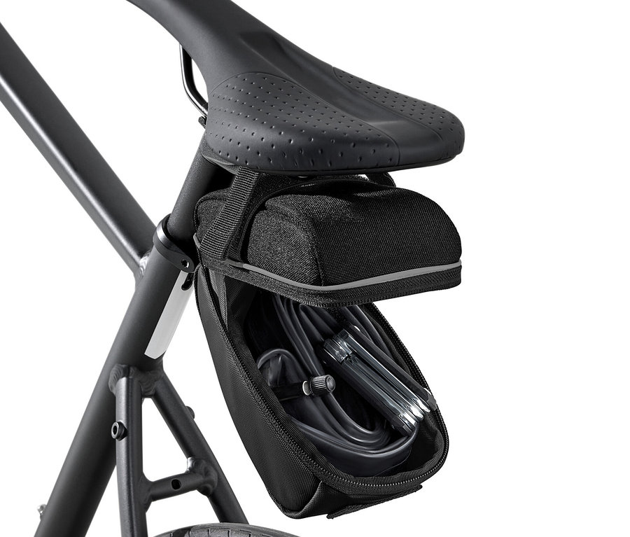Une sacoche de selle noire pour vélo est fixée à la selle d'un vélo.