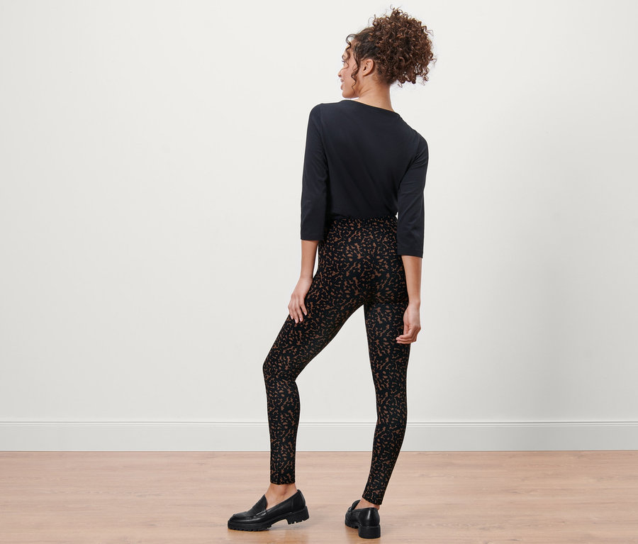 Femme posant en legging à imprimé.