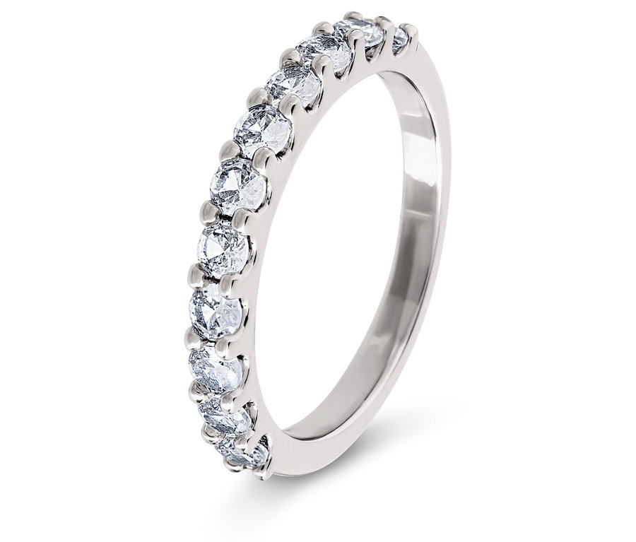 Bague en argent avec une rangée de pierres claires.