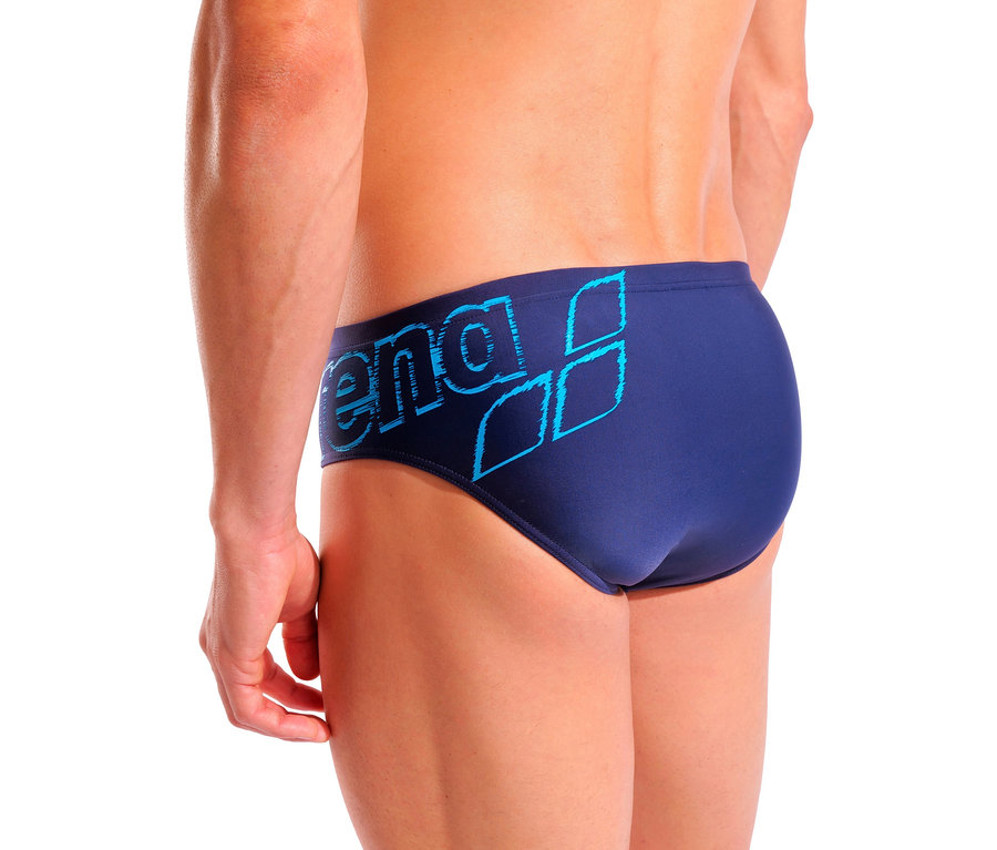 Homme posant en maillot de bain slip arena Scratchy bleu marine.