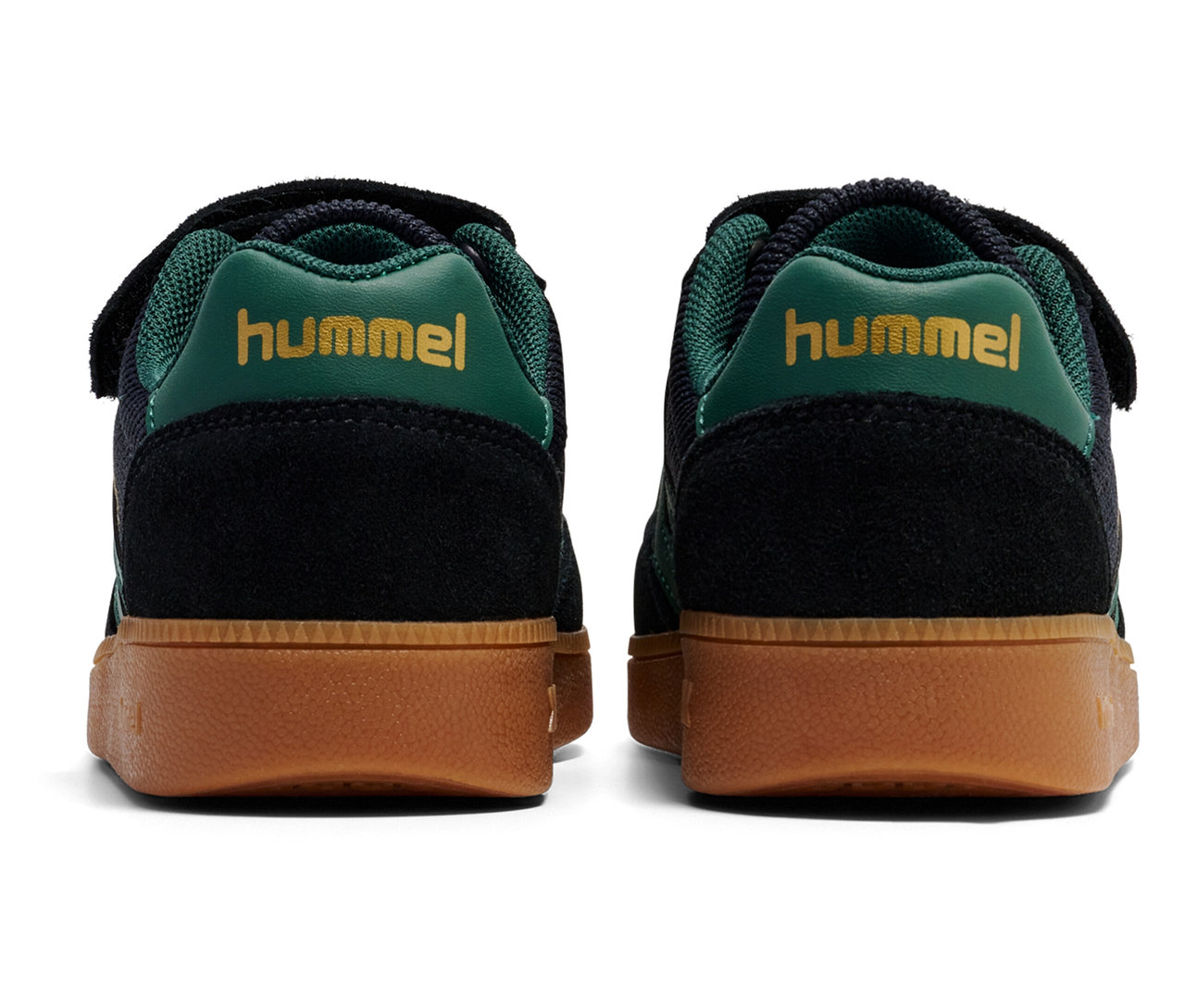 Vue arrière de deux chaussures HUMMEL VM78 CPH JR, qui sont noires avec des accents verts et marron.