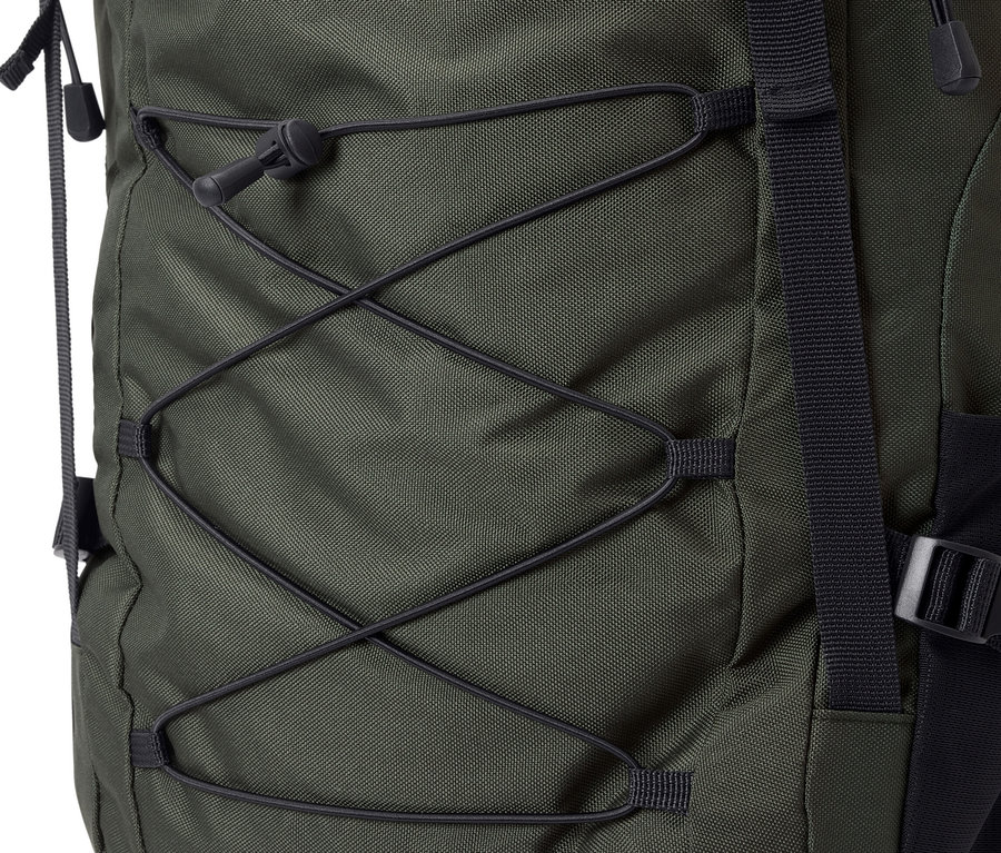 Gros plan d'un sac à dos de randonnée vert de 40 l.