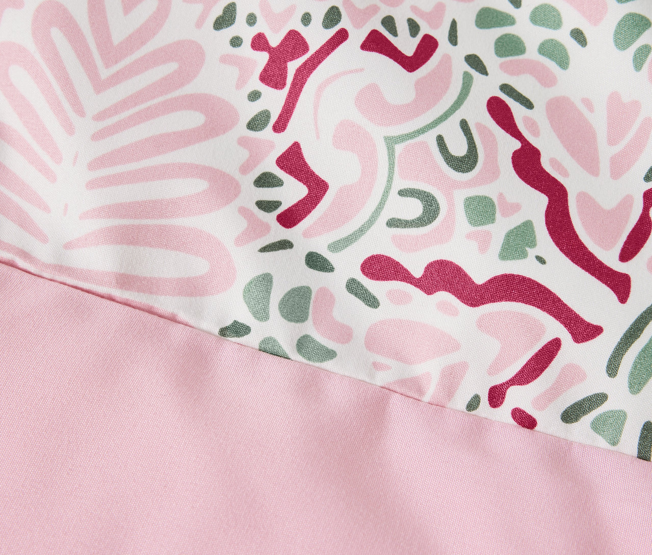 Détail d'une parure de lit en microfibre rose de taille standard.