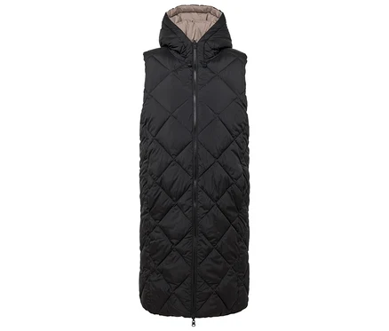 Un long gilet noir matelassé avec capuche.