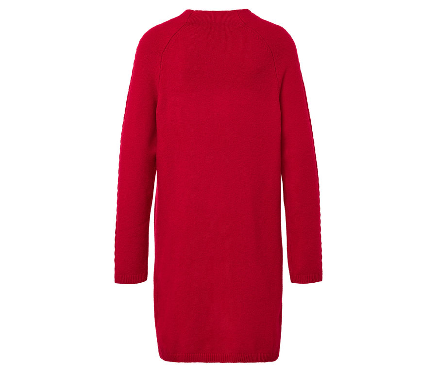 Robe rouge en tricot à manches longues sur fond blanc.