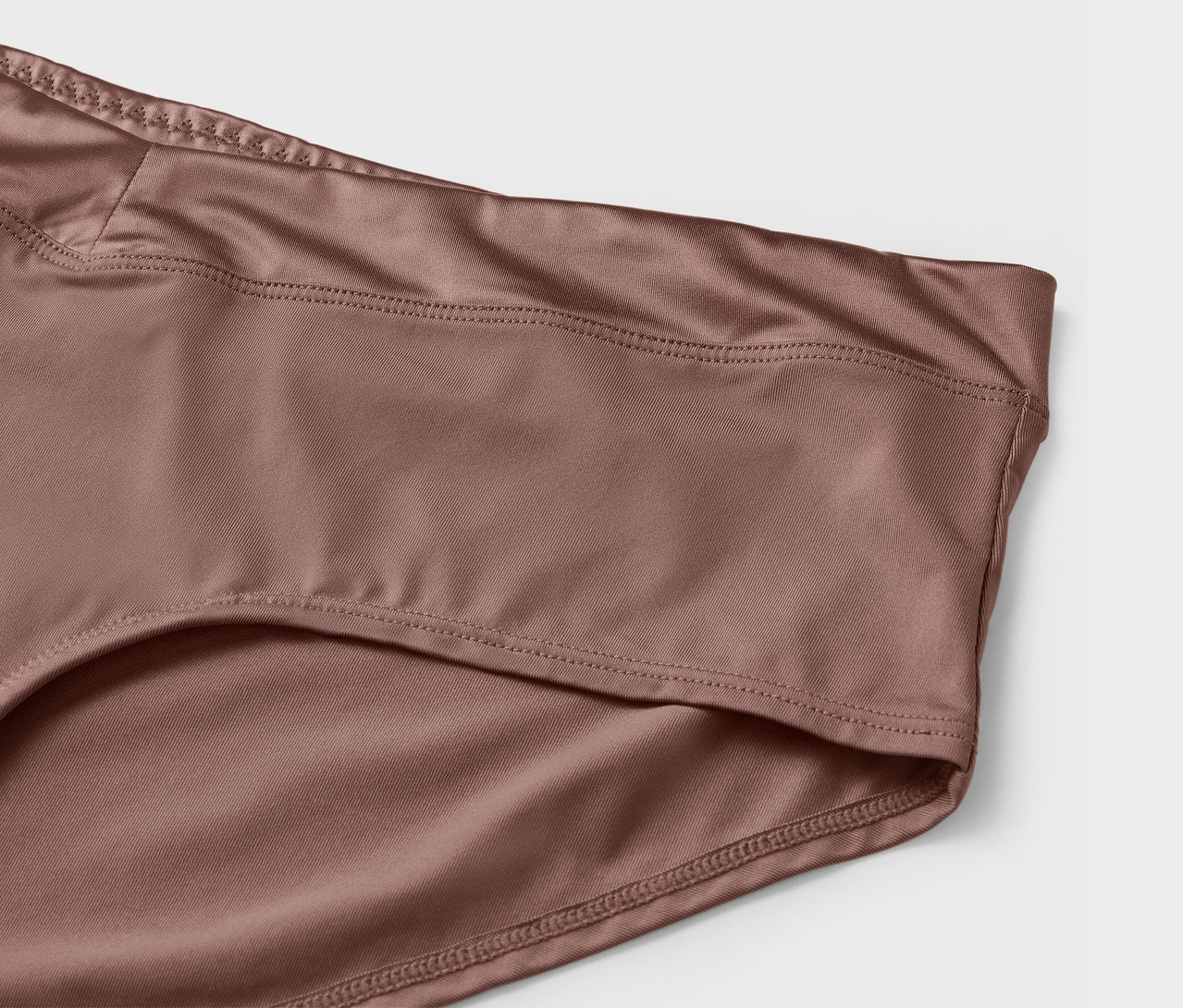 Détail d'une culotte marron.