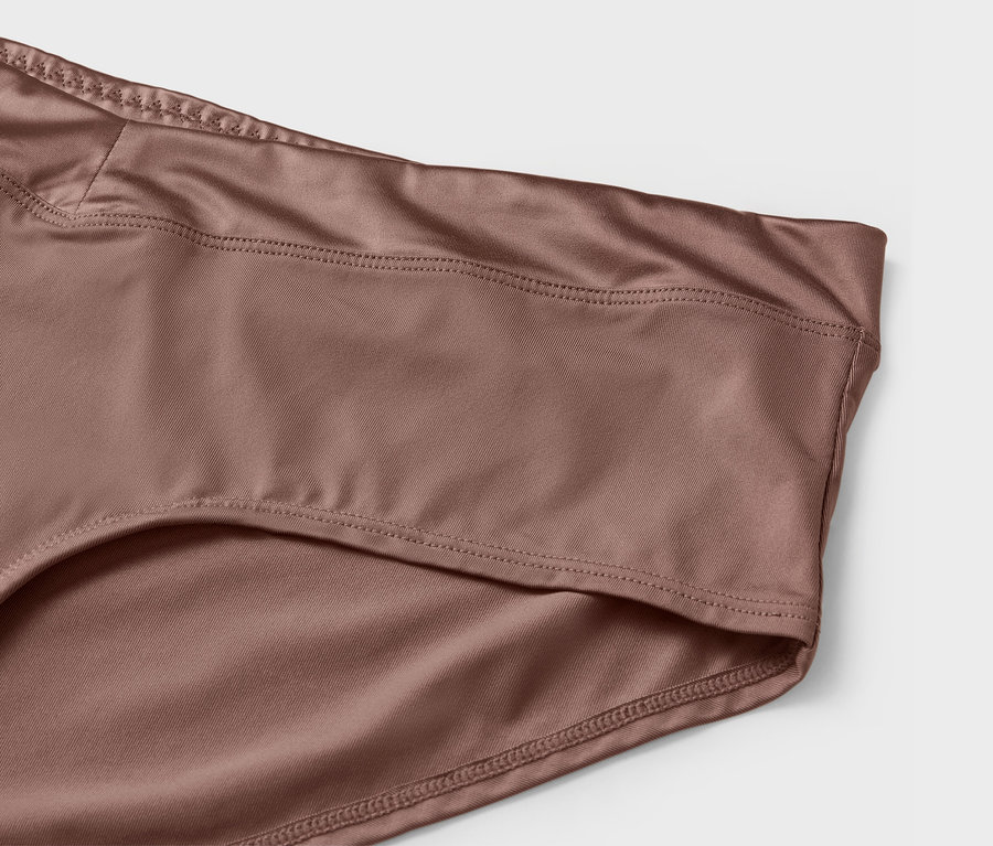 Détail d'une culotte marron.