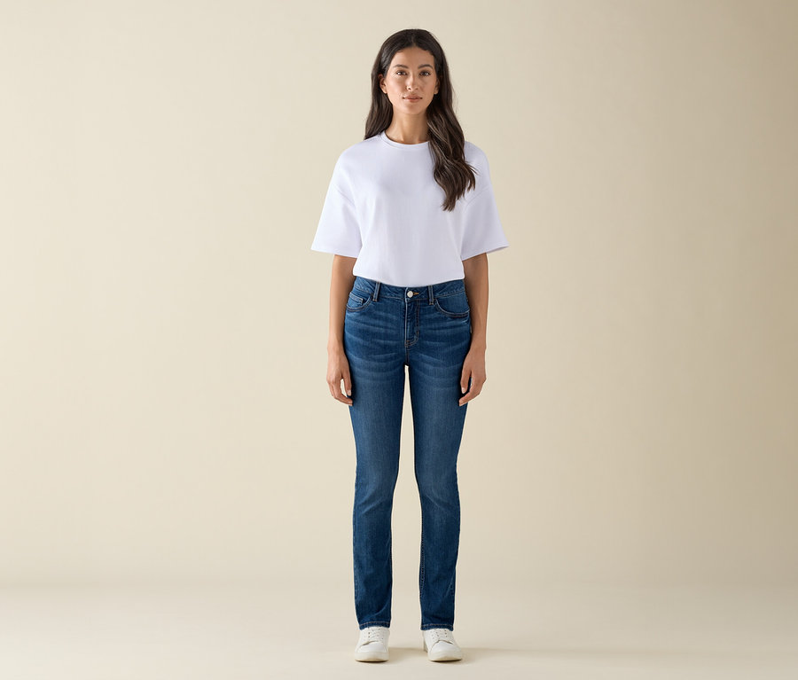 Femme posant en jean slim – Coupe « Emma », denim bleu moyen.