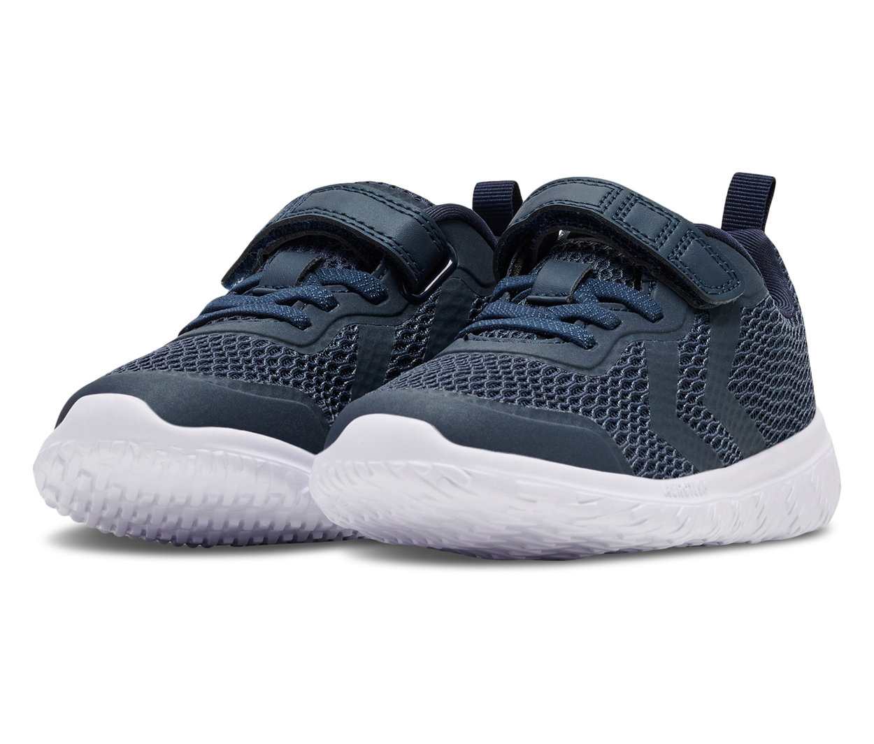 Deux chaussures bleu marine HUMMEL Actus Recycled Jr. avec semelles blanches.