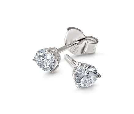 Deux clous d'oreilles argentés avec des pierres transparentes sur fond blanc.