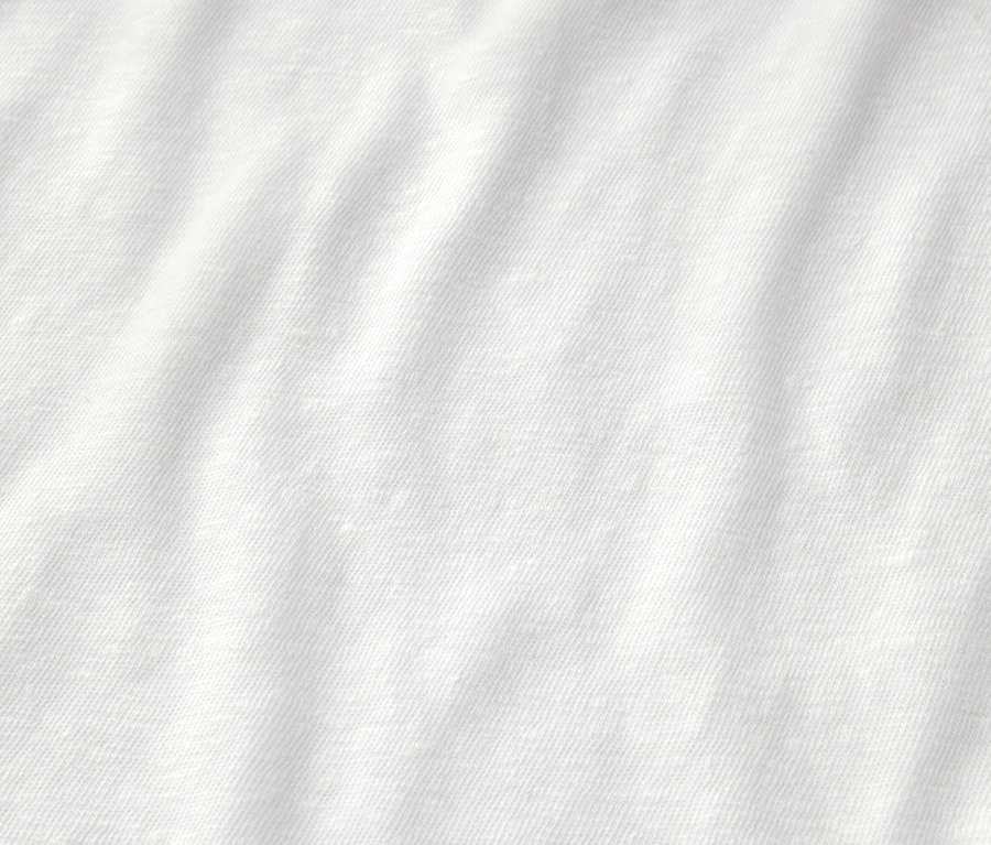 Gros plan sur un t-shirt blanc en lin mélangé.