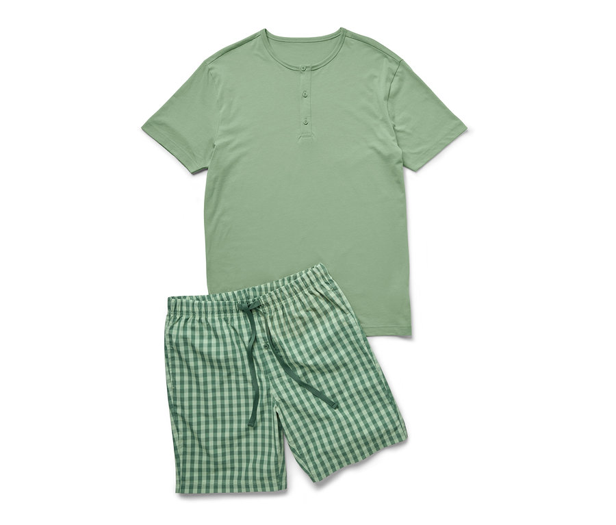 Un ensemble pyjama shorty vert avec un short à carreaux.