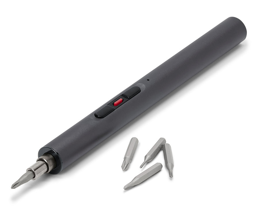 Mini tournevis sans fil gris avec embouts sur fond blanc.