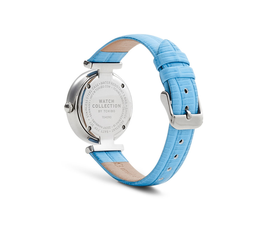 Gros plan d'une montre-bracelet avec un bracelet en cuir bleu et un boîtier argenté.