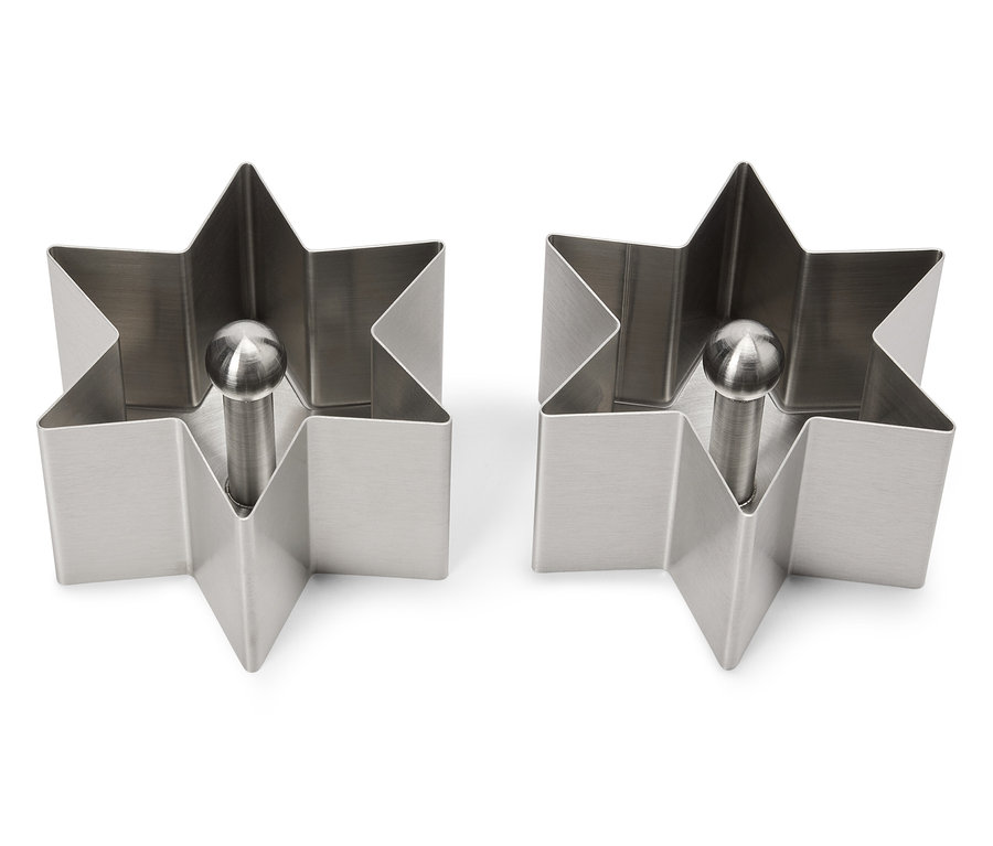 Deux emporte-pièces en métal en forme d'étoile.
