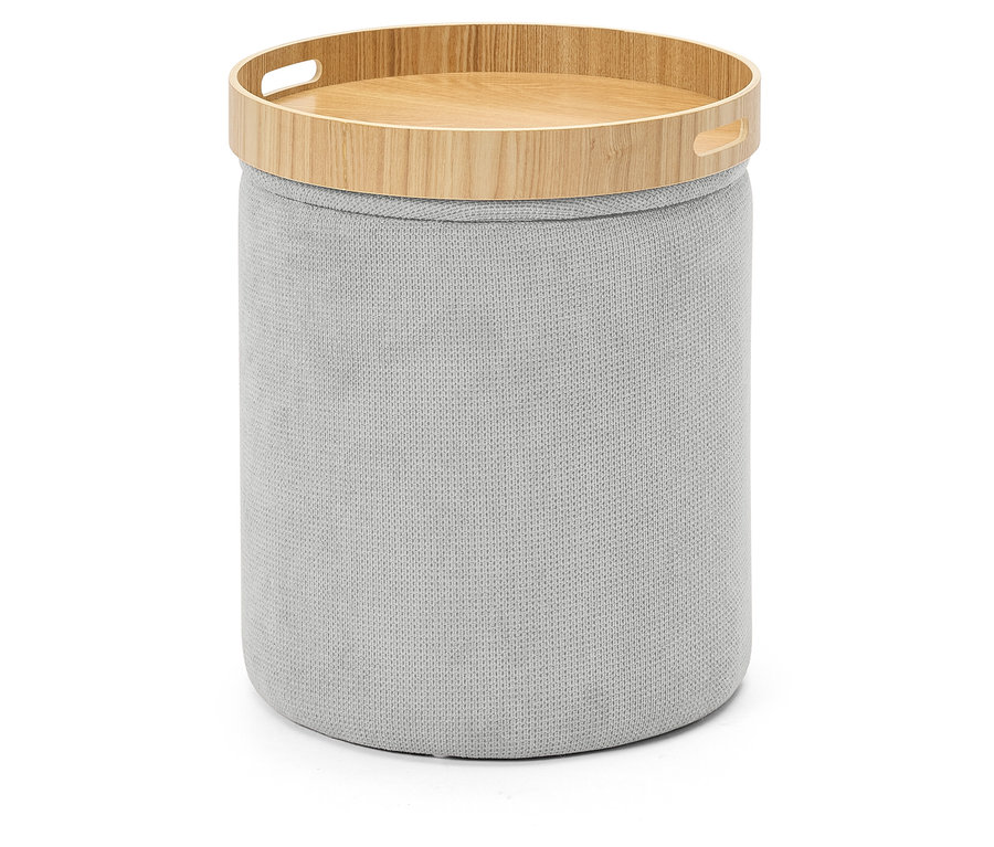 Un pouf gris avec un plateau en bois sur un fond blanc.
