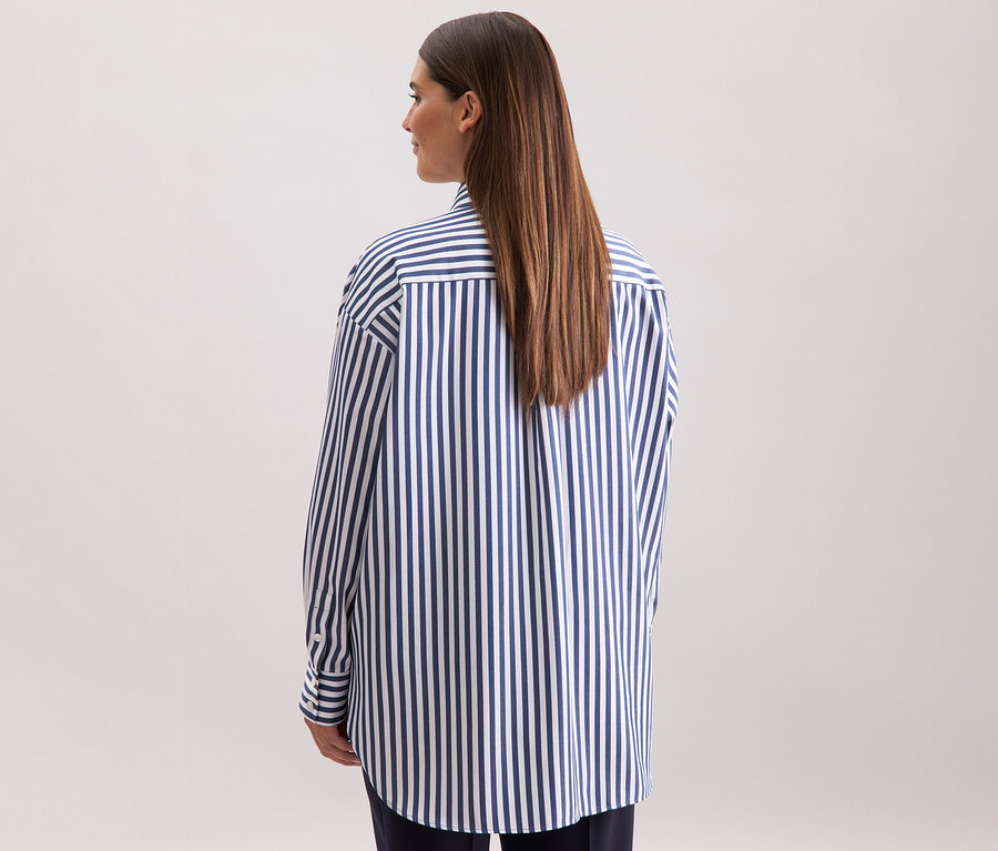 Femme vue de dos portant une blouse-chemise grande taille Seidensticker à rayures.