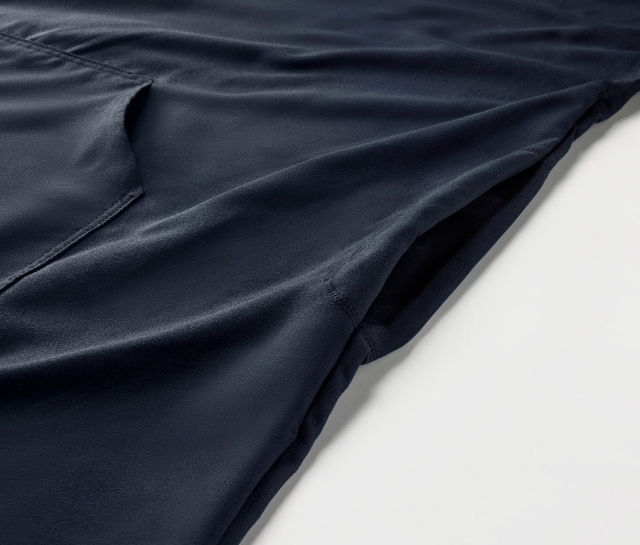 Gros plan sur un poncho de change bleu marine avec une poche.
