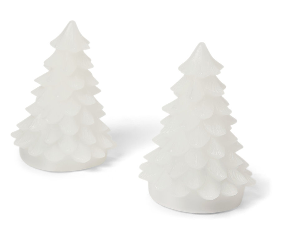 Deux arbres de Noël décoratifs blancs sur fond blanc.