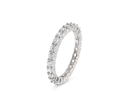 Bague en argent avec de petites pierres claires tout autour.