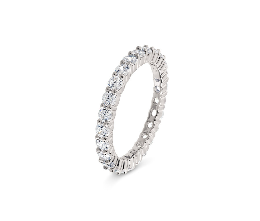 Bague en argent avec de petites pierres claires tout autour.