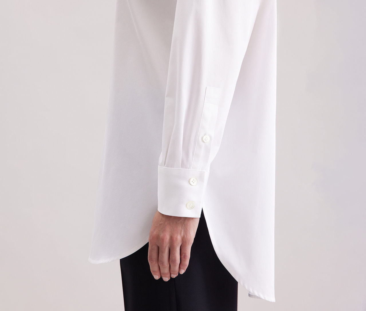 Femme portant une blouse-chemise blanche grande taille Seidensticker.