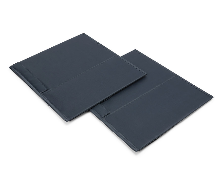 Deux pochettes à documents bleu marine sur fond blanc.