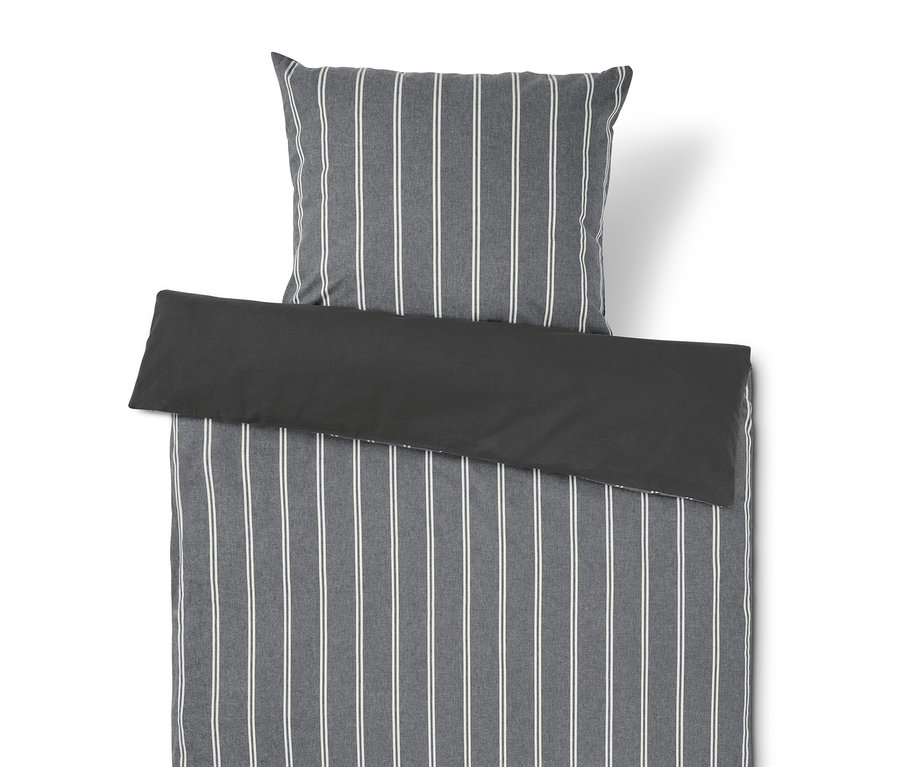 Ensemble de literie à rayures grises et blanches.
