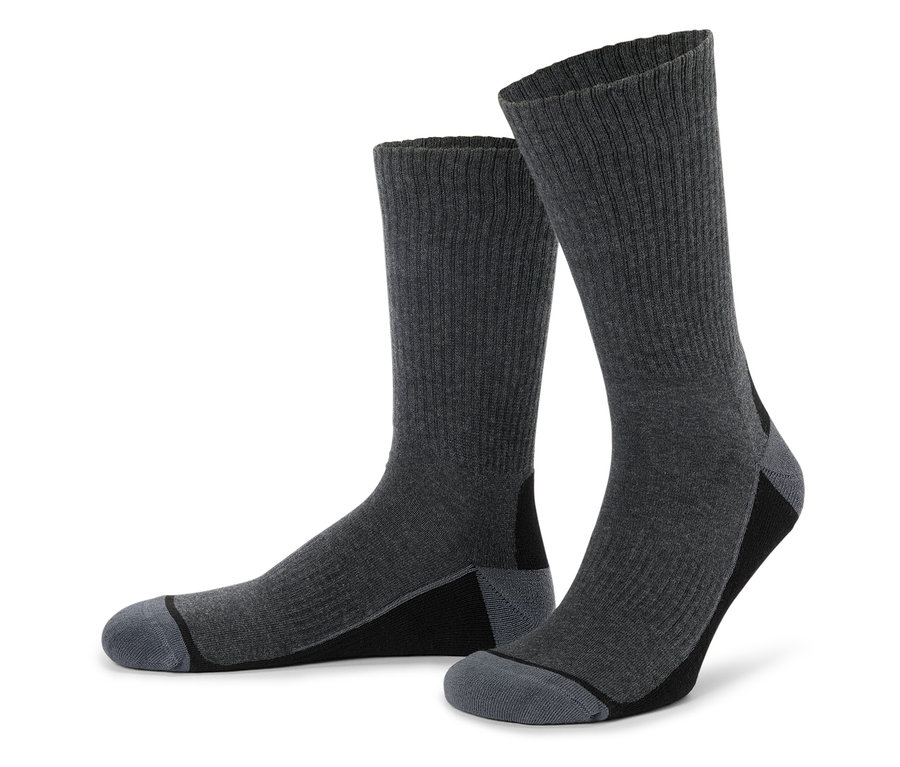 Deux paires de chaussettes grises côtelées avec des accents noirs.