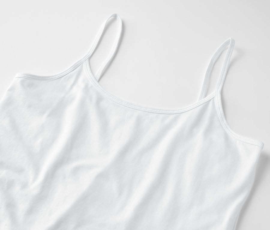Débardeur blanc en coton posé sur un fond blanc.