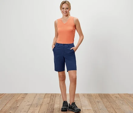 Femme posant debout en short technique en softshell.