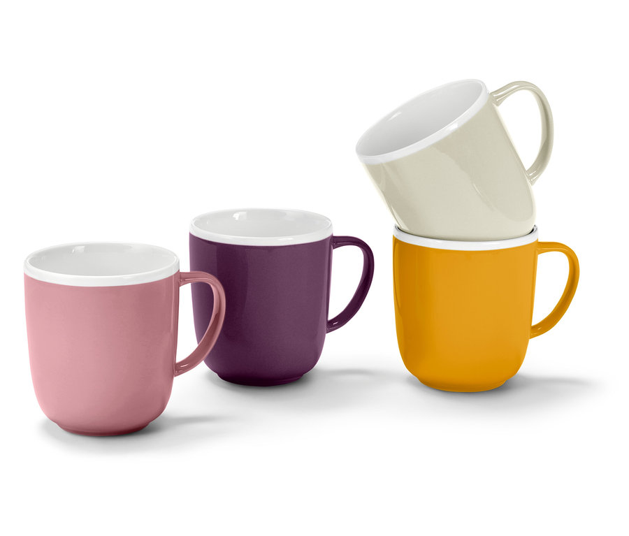 Quatre tasses de différentes couleurs (rose, violette, jaune et beige) sont posées sur un fond blanc, l'une sur l'autre.