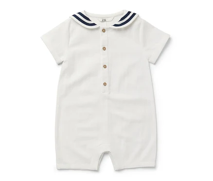 Barboteuse de style marin pour bébé, blanche avec des rayures bleu marine sur le col.