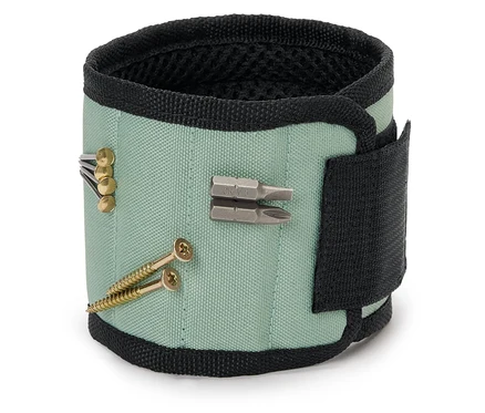 Un bracelet magnétique vert avec des clous et des vis.