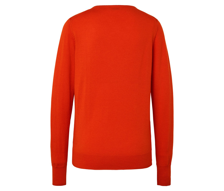 Gros plan sur le dos d'un pull orange à manches longues.