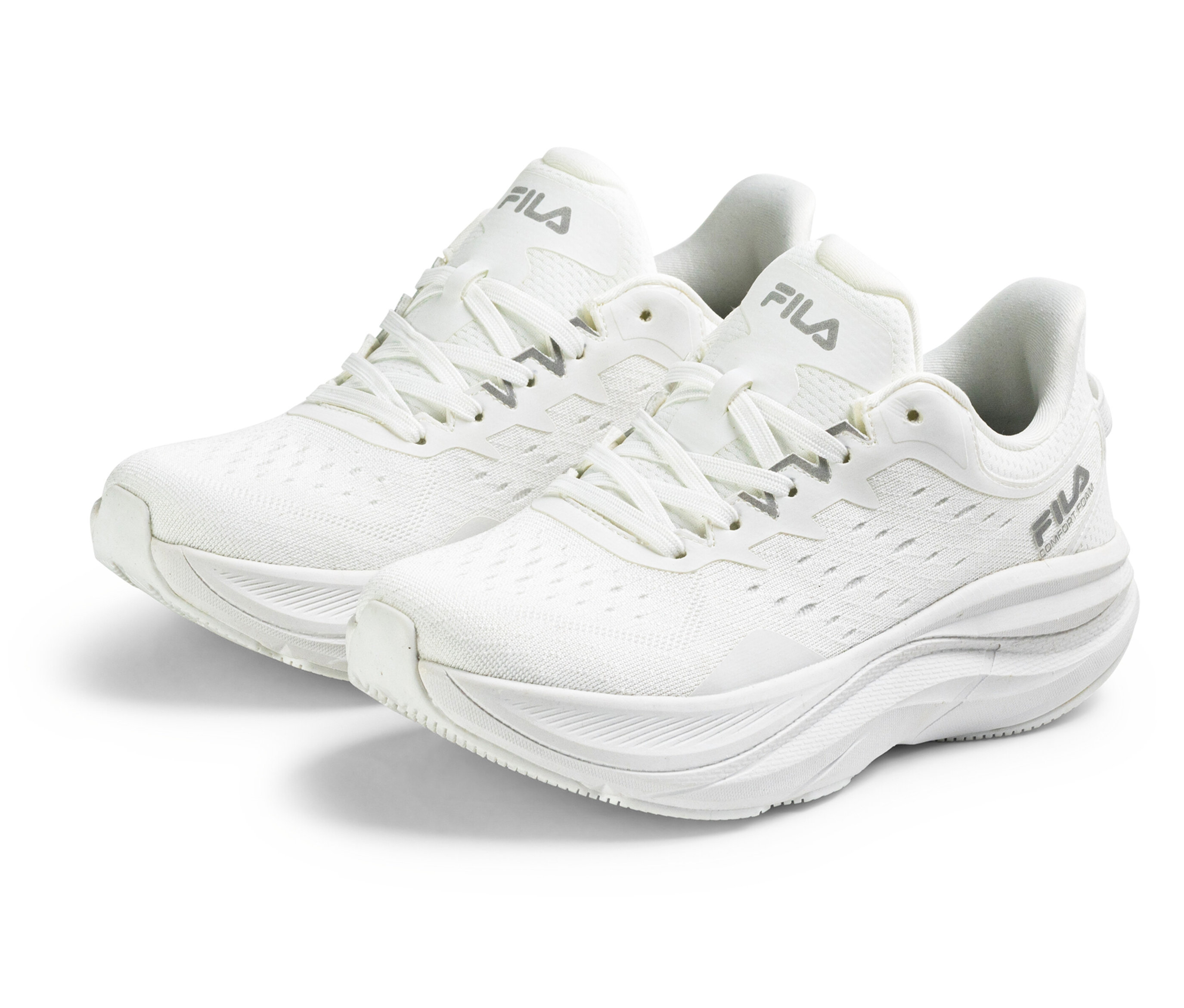 Deux sneakers pour femme FILA Retron blancs côte à côte sur fond blanc.