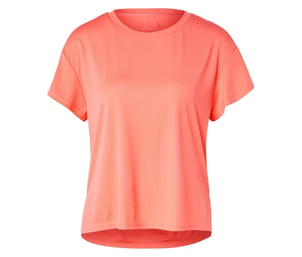 Un t-shirt de sport corail posé sur un fond blanc.