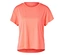 Un t-shirt de sport corail posé sur un fond blanc.