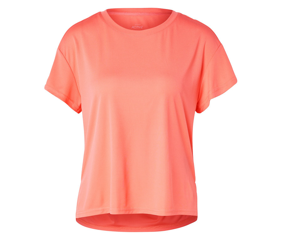 Un t-shirt de sport corail posé sur un fond blanc.