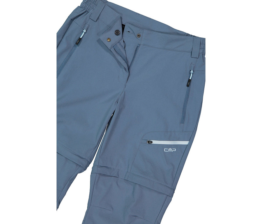 Gros plan d'un pantalon CMP bleu-gris avec des fermetures éclair de poche visibles et des jambes amovibles.