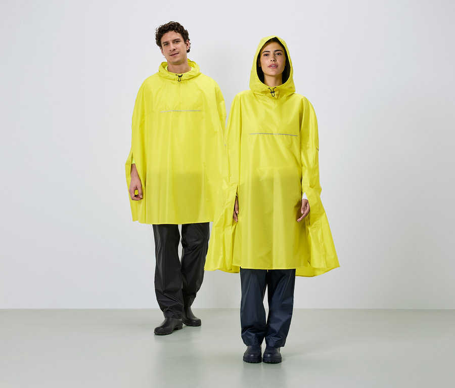 Un homme et une femme se tiennent côte à côte, portant des ponchos de pluie jaunes à capuche et des bandes réfléchissantes sur fond blanc.