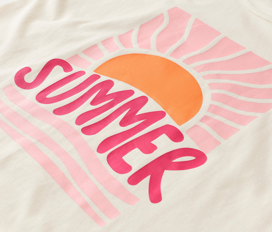 Sur un tissu couleur crème, on voit un lettrage rose "Summer" et un lever de soleil orange.