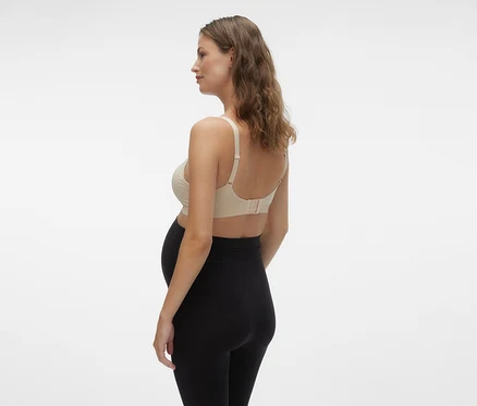 Femme enceinte de profil portant des leggings noirs et une brassière d'allaitement MAMALICIOUS MLILJA FEED ME BRA 2-P NOOS.